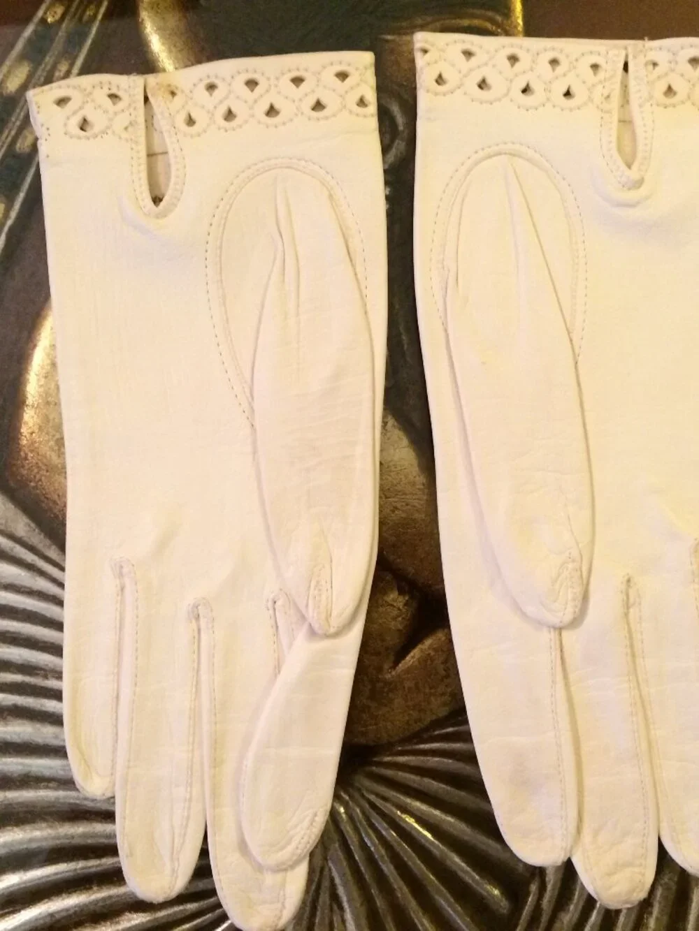 1950s Classique (Italy) White Washable Unlined Leather Gloves, Women's Size BB